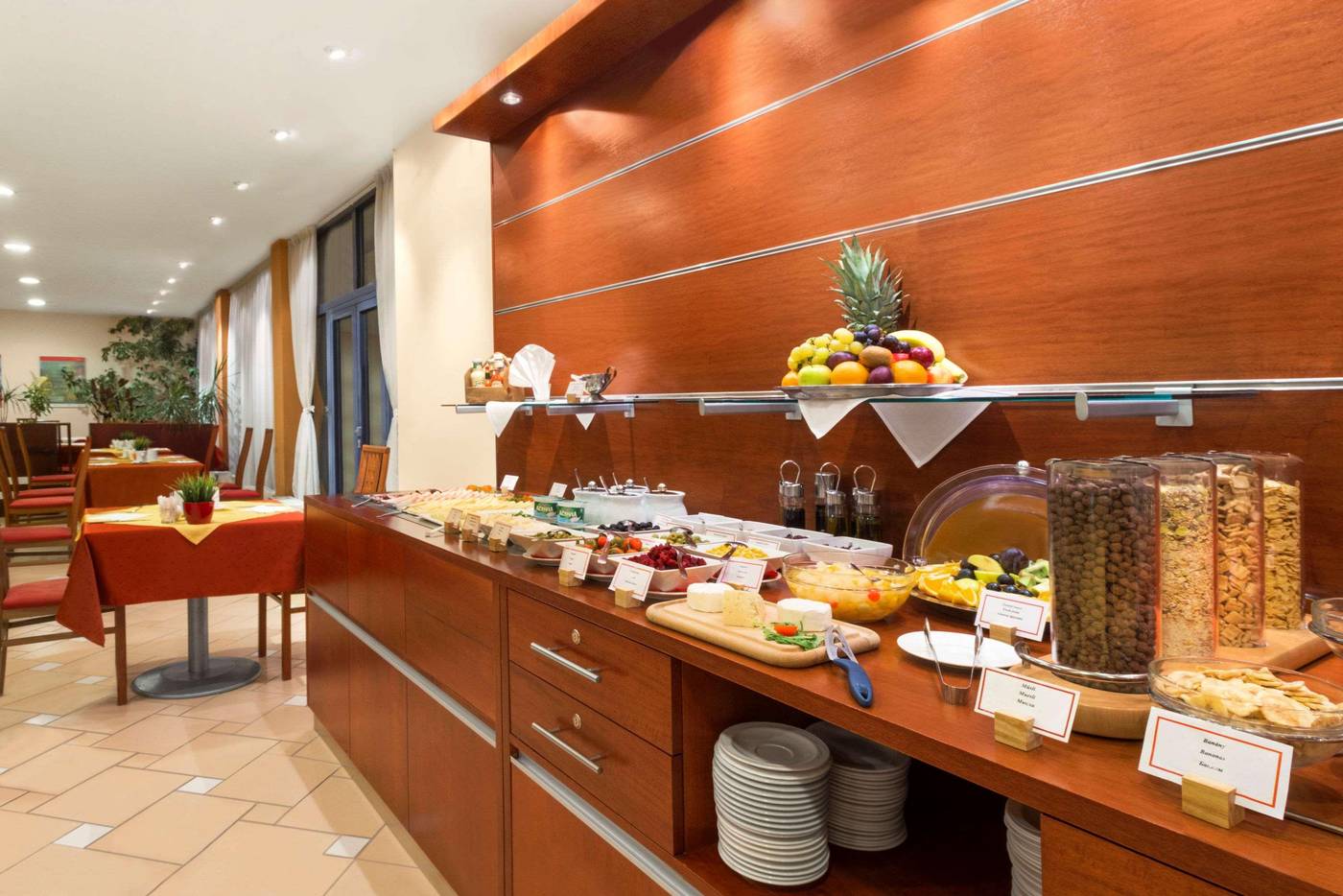 Ramada-Airport-Prague-Restaurant-18