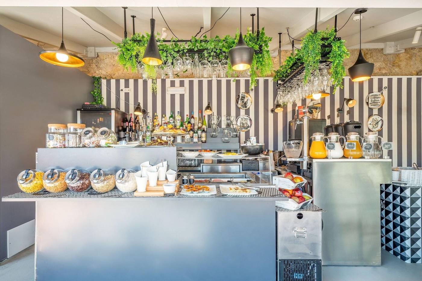 The-Art-Inn-Lisbon-Restaurant-16