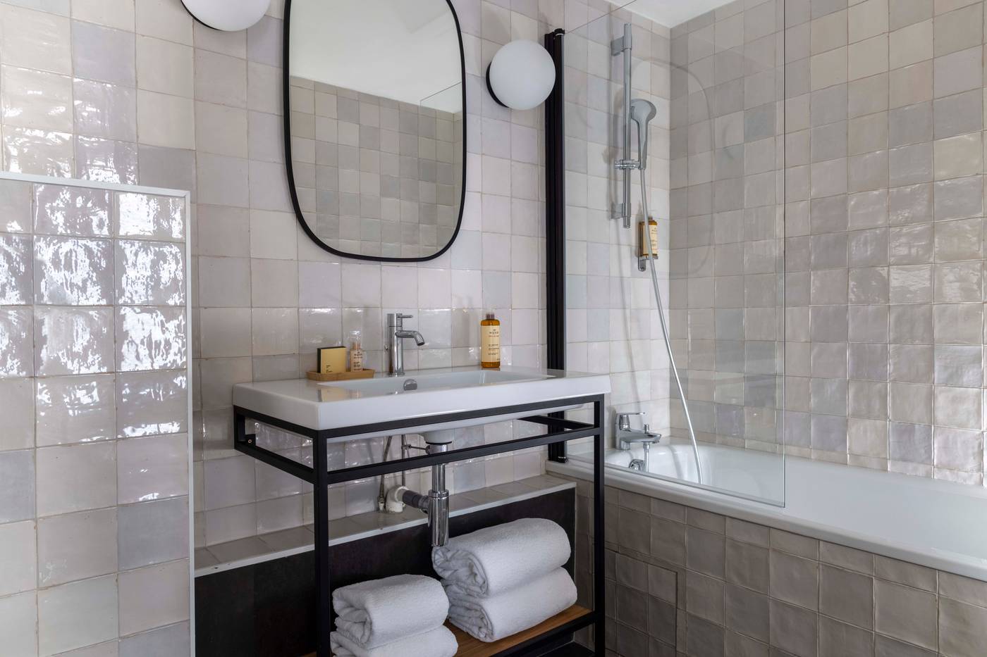 Helios-Opera-Room-43