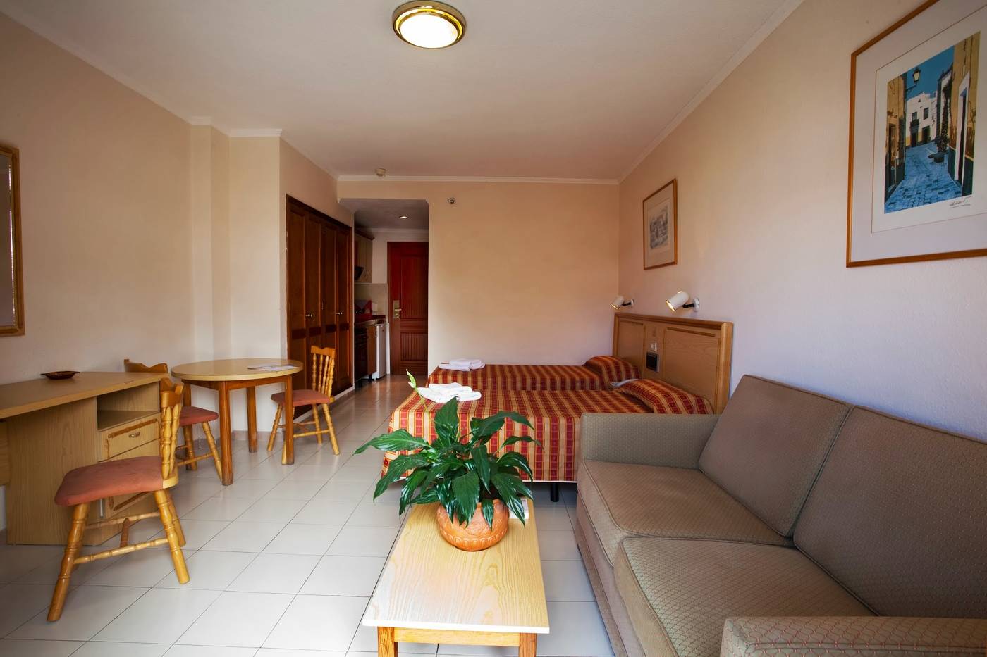 Be-Smart-Florida-Plaza-Room-10