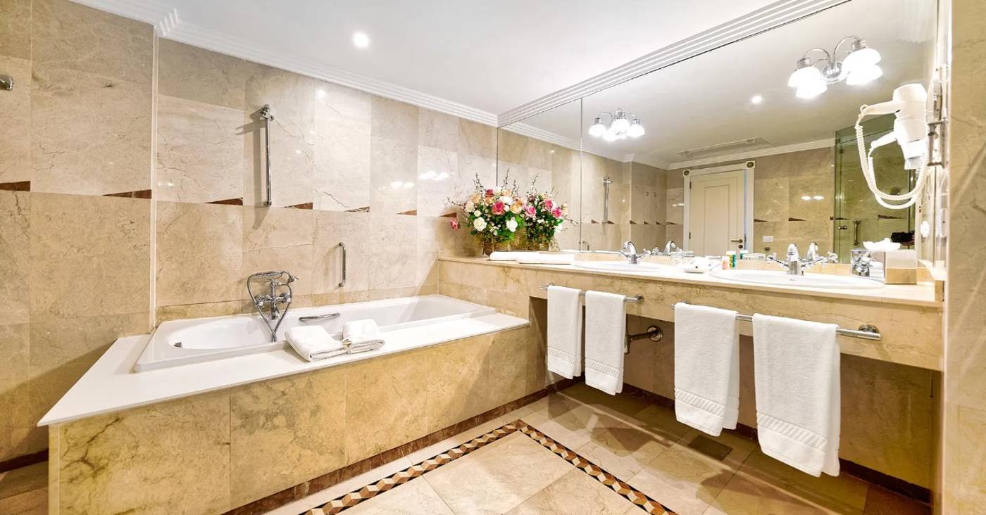 Bull-Reina-Isabel---Spa-Room-22