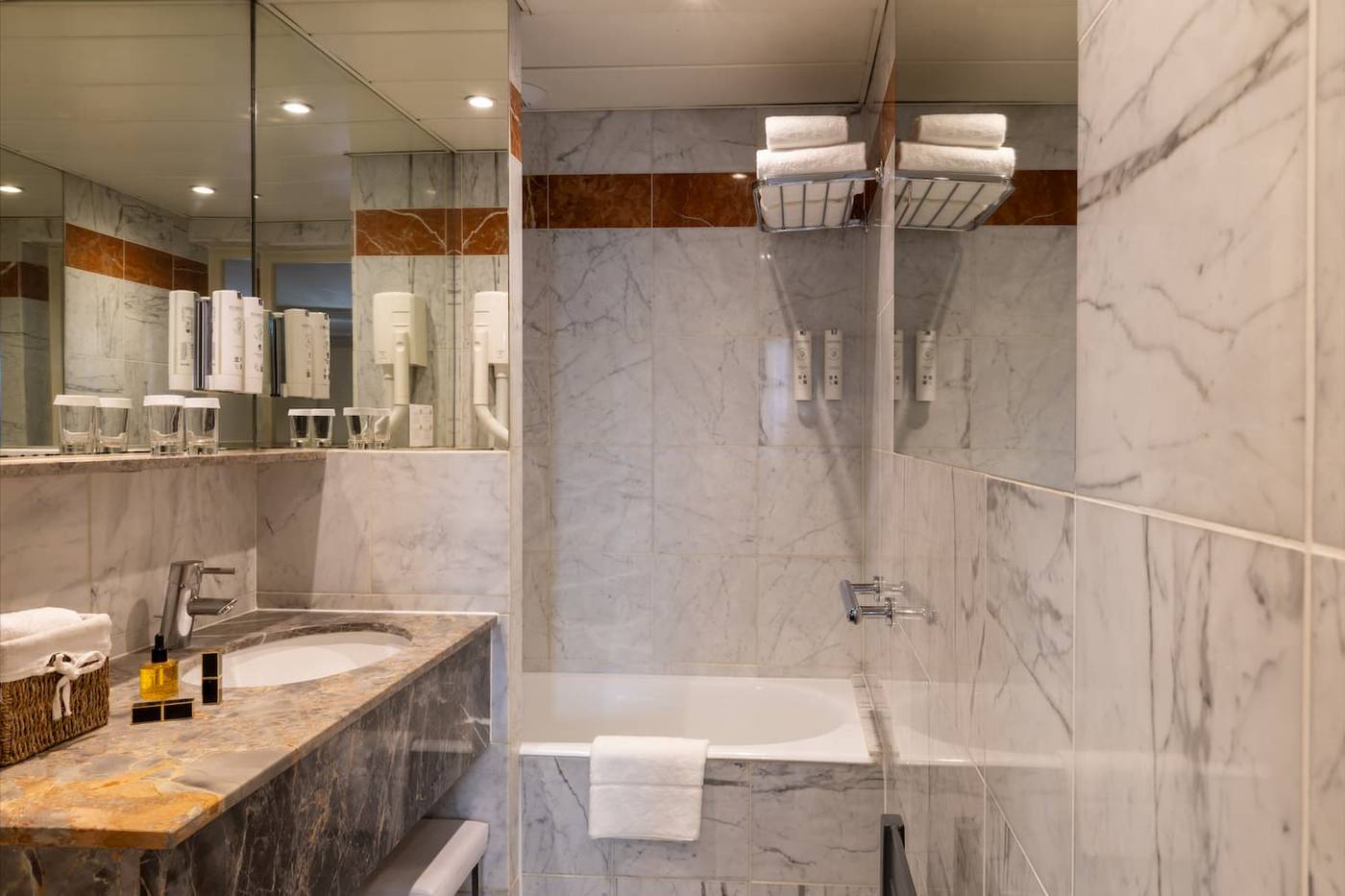 Hotel-Des-Deux-Continents-Room-30