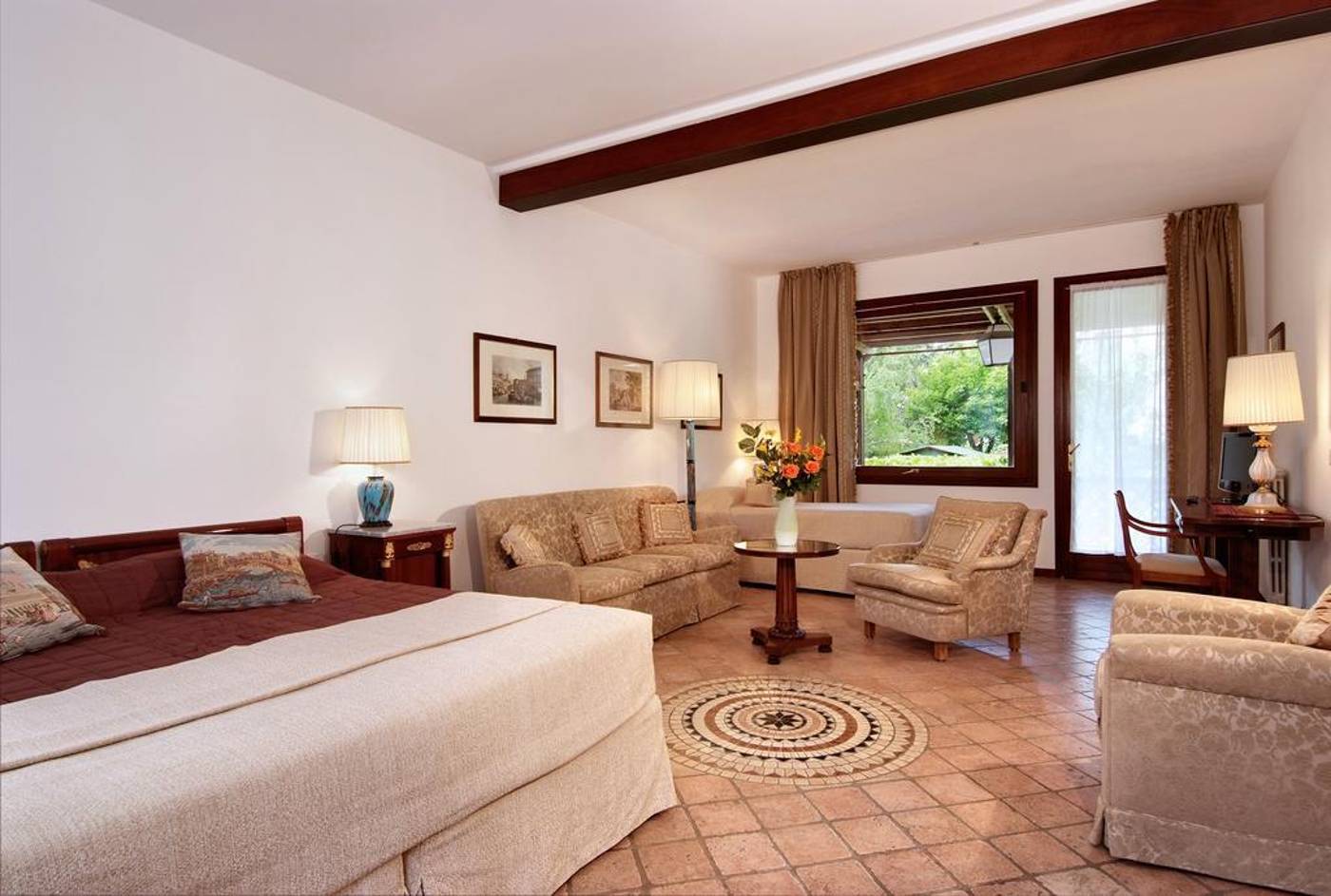 500-Bed---Breakfast-General-view-1