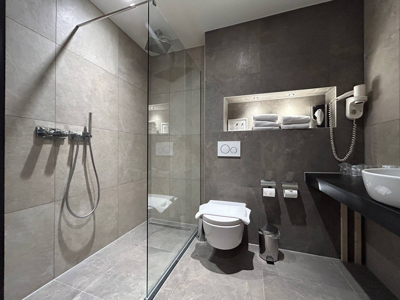 Xo-Hotels-Blue-Tower-Room-30