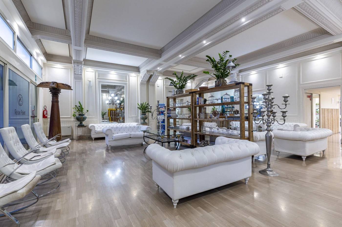 Columbia-Charming-Spa-Lobby-5