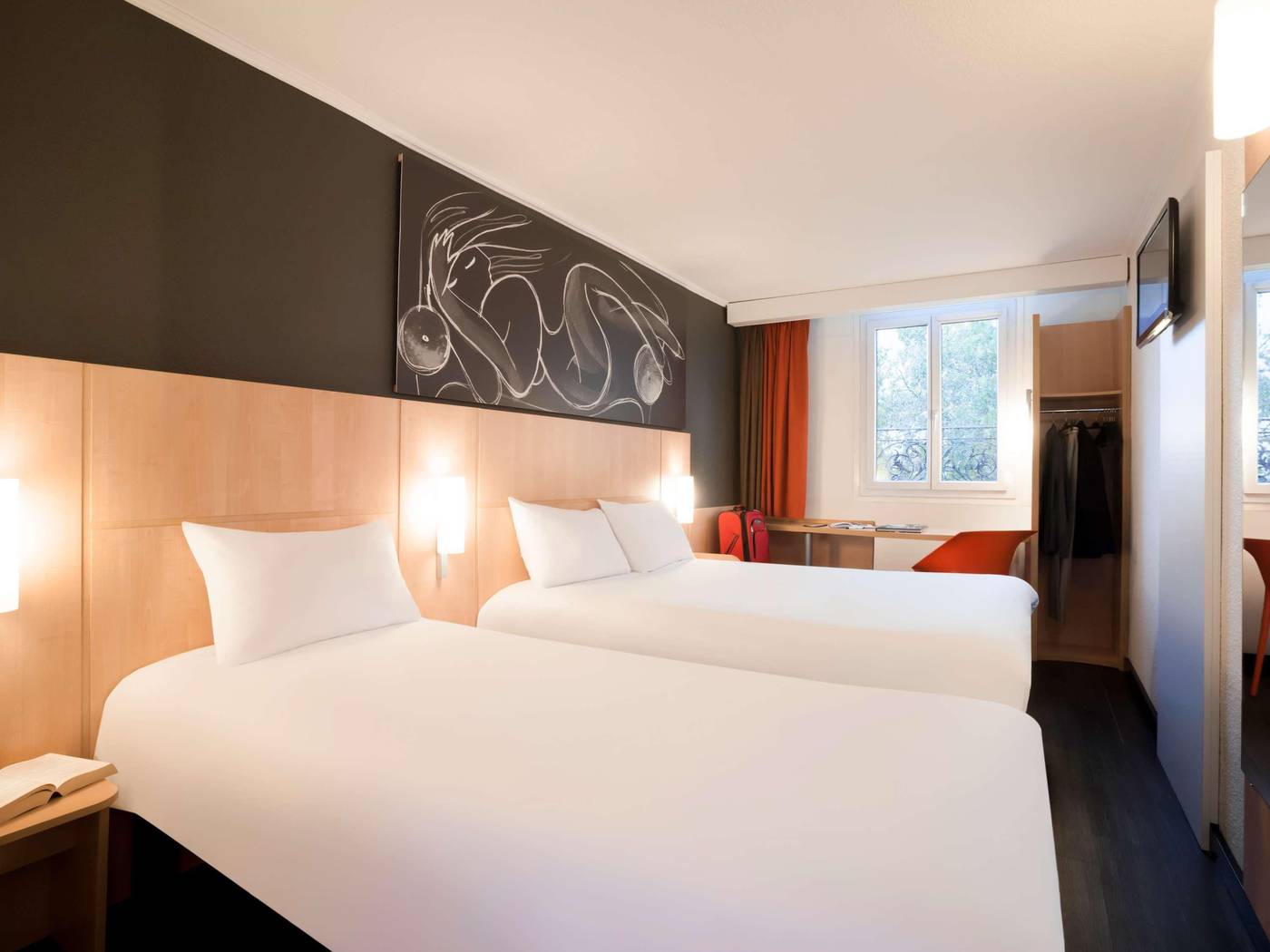 Ibis-Paris-Maine-Montparnasse-14th-Hotel-Room-3