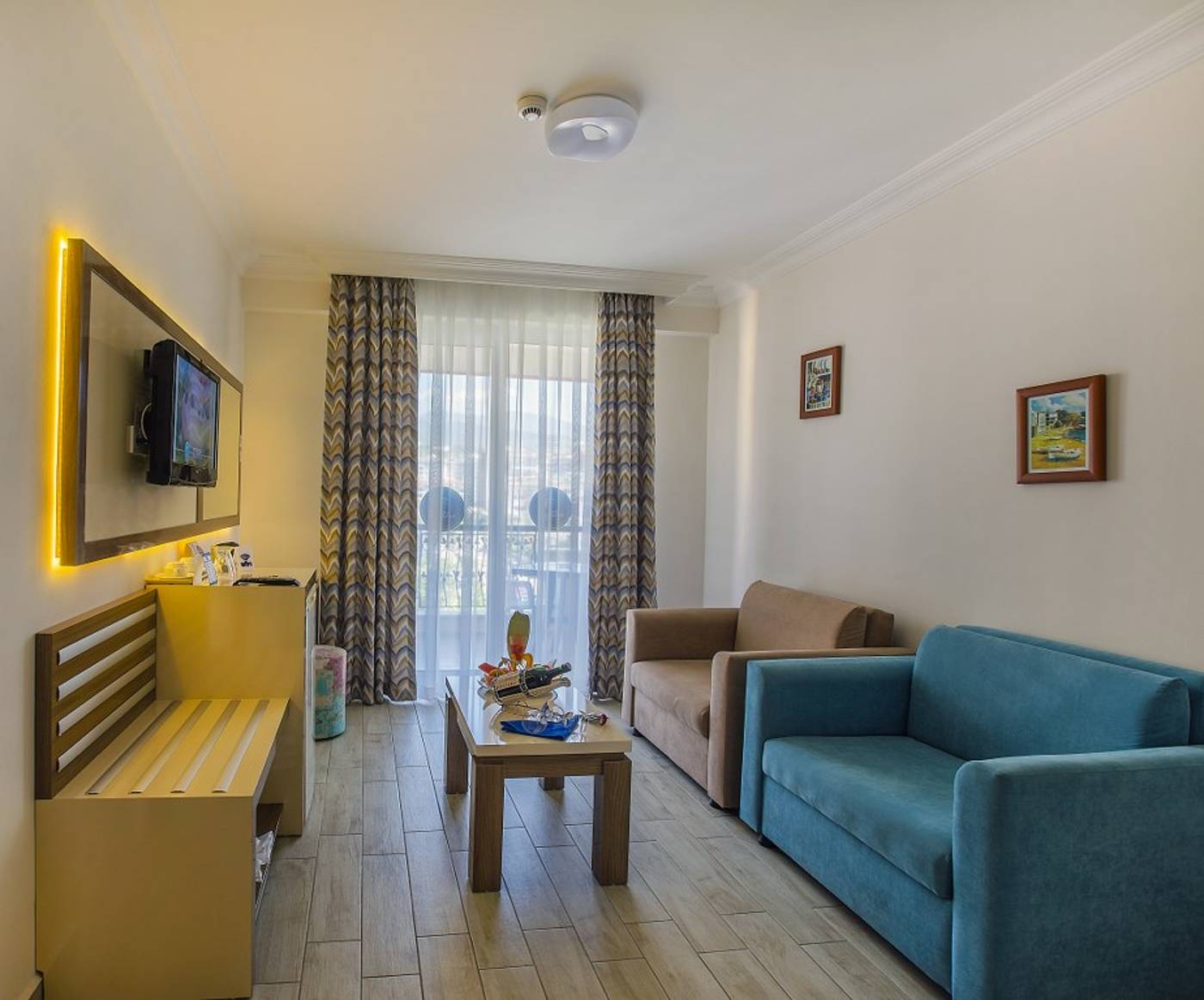 Big-Blue-Suite-Hotel-Room-26