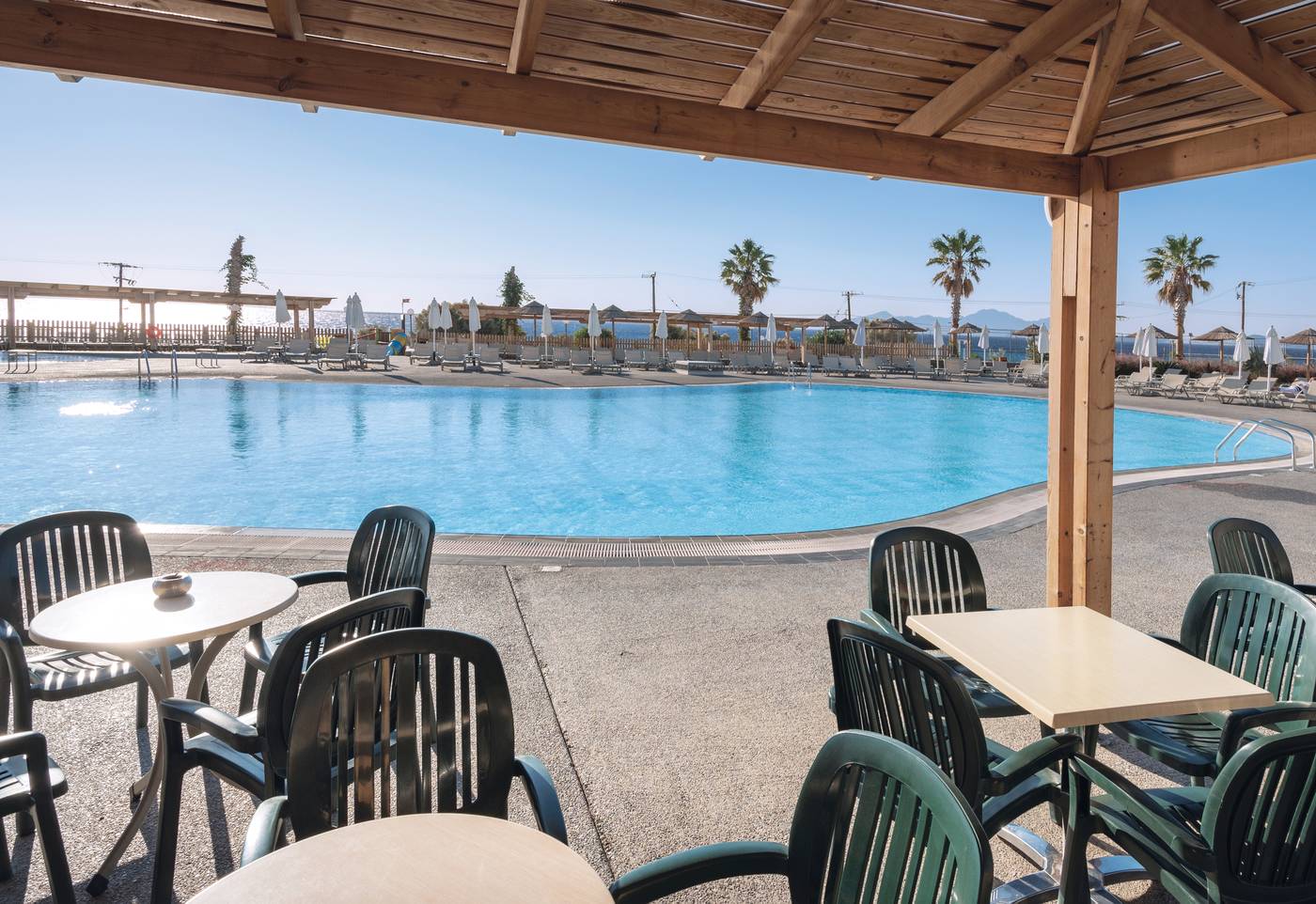 Grand-Blue-Beach-Hotel-Bar-14