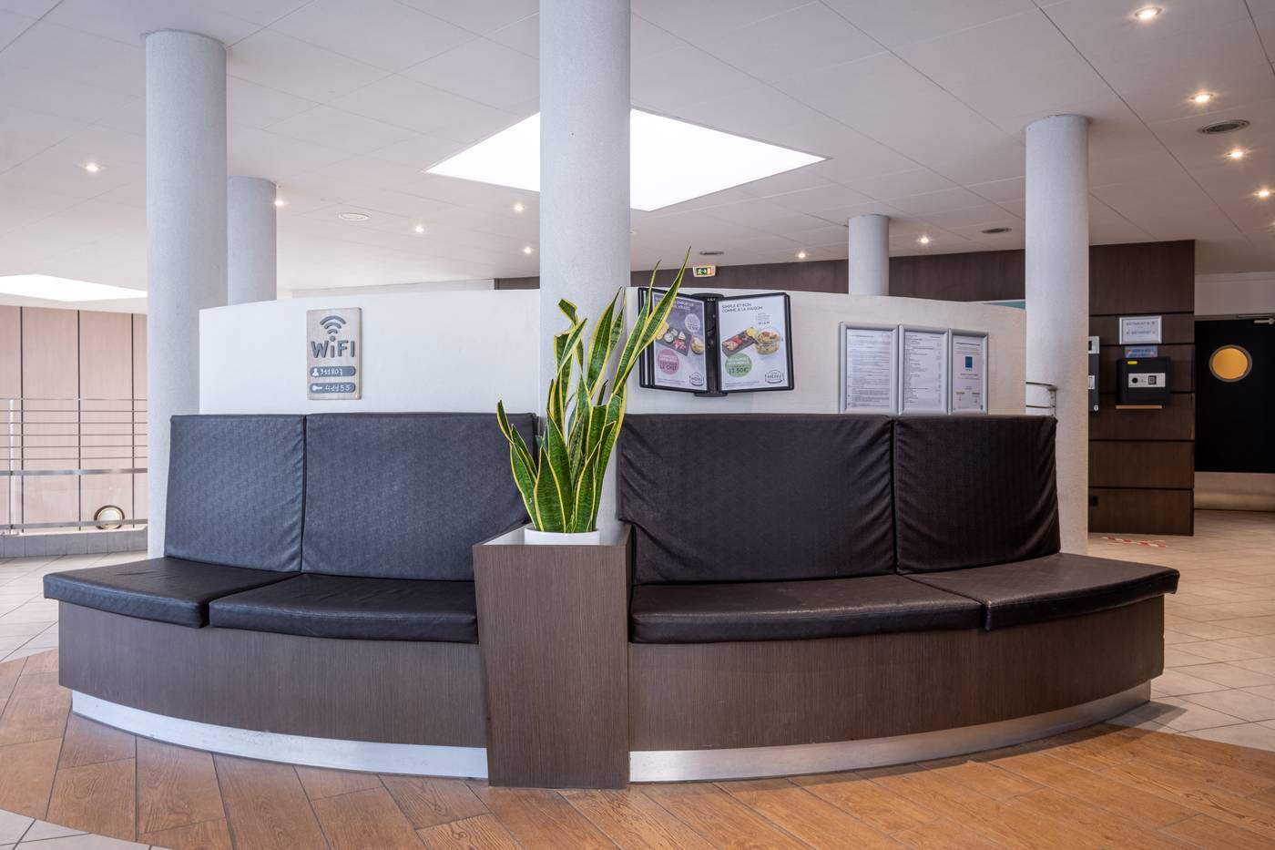 Comfort Aparthotel Les Hauts dAnnecy-France-Annecy (SEYNOD)-Lobby-7