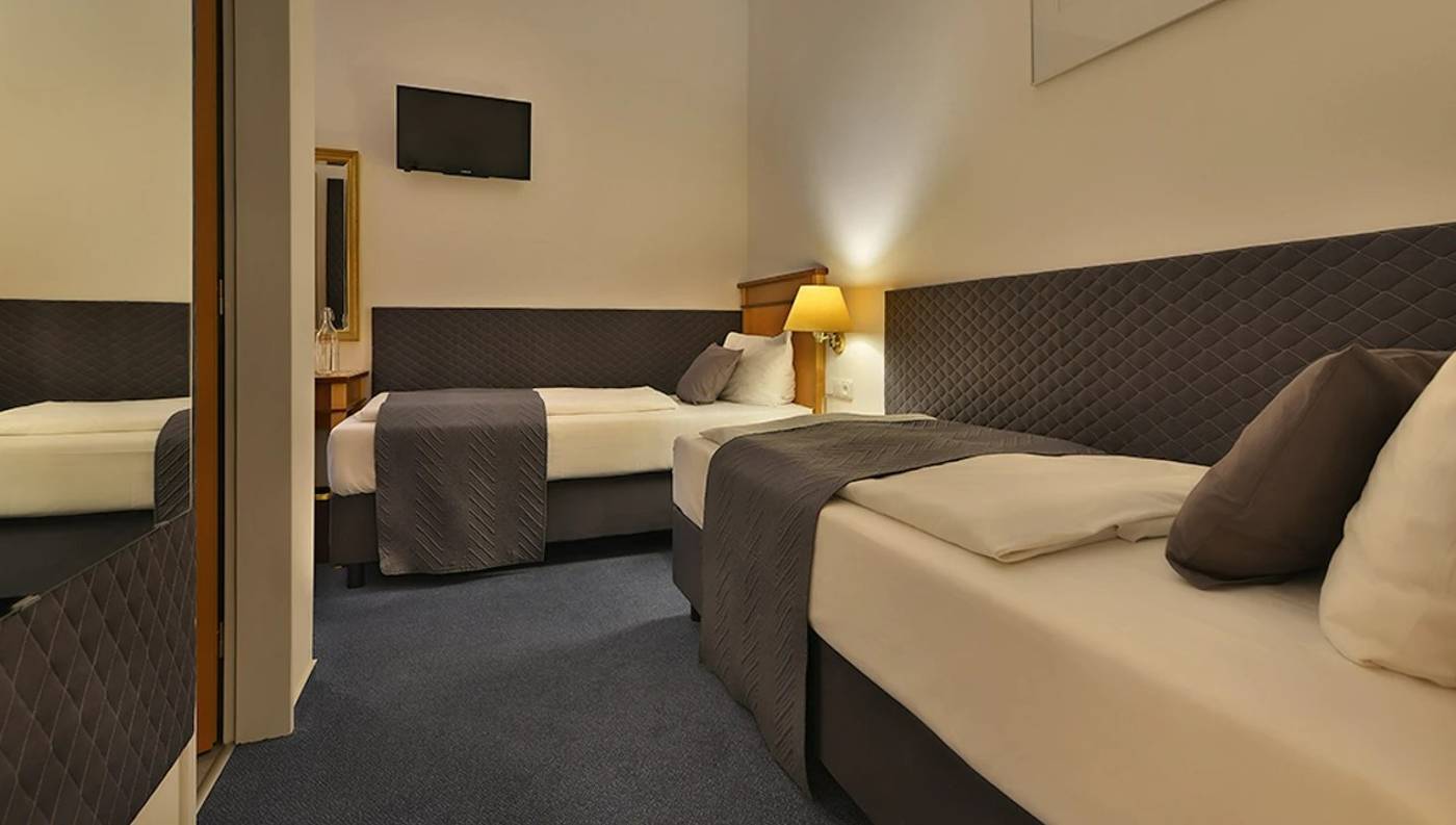 Prague-Season-Room-10