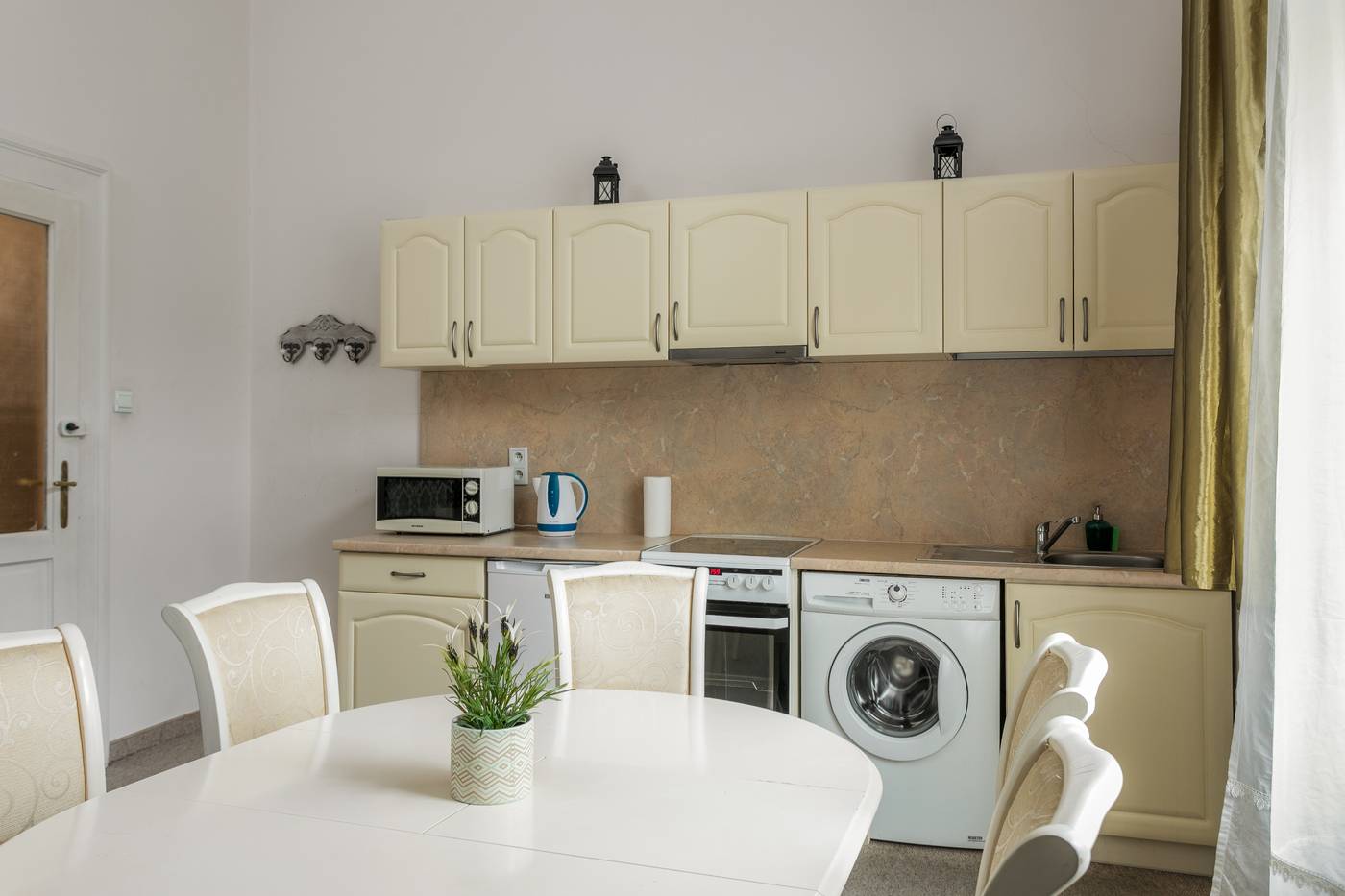 The-Spiski-Palace-Apartments-Room-21