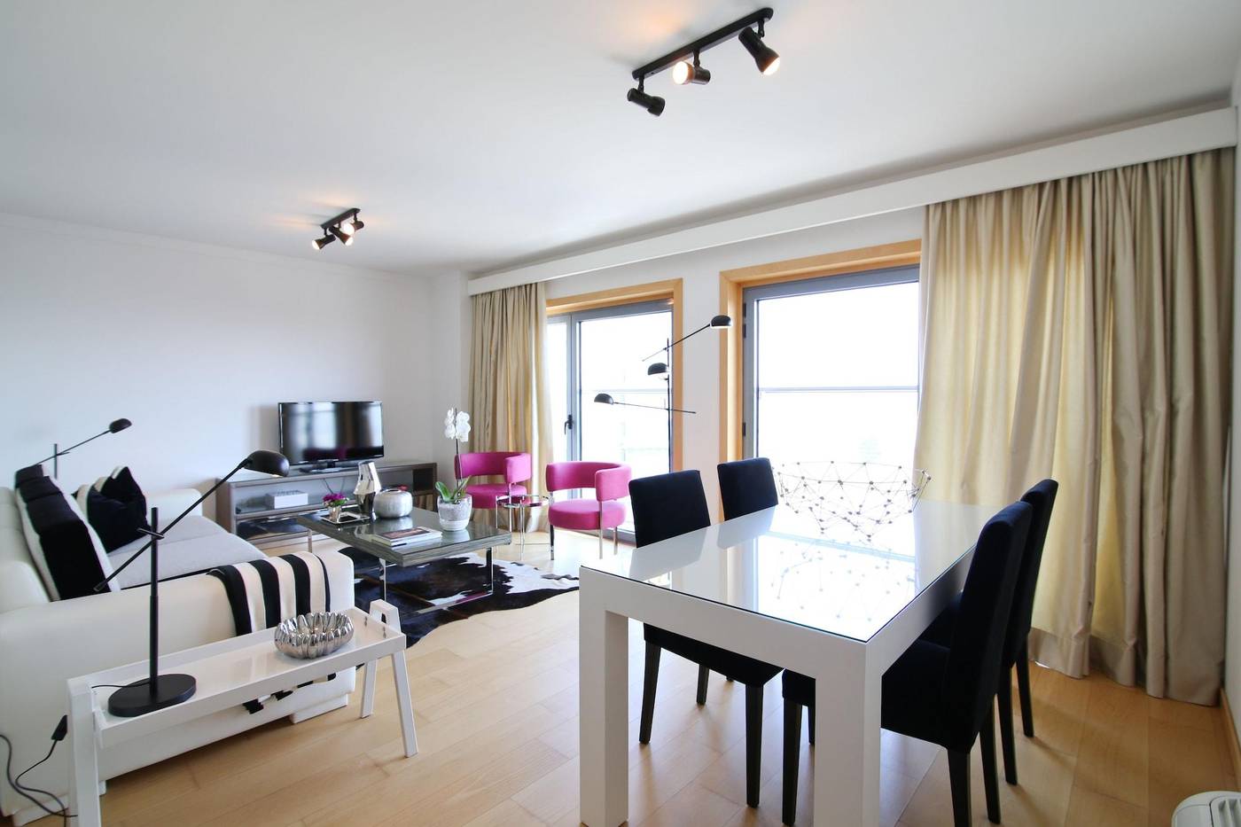 Panoramic-Living-Room-7