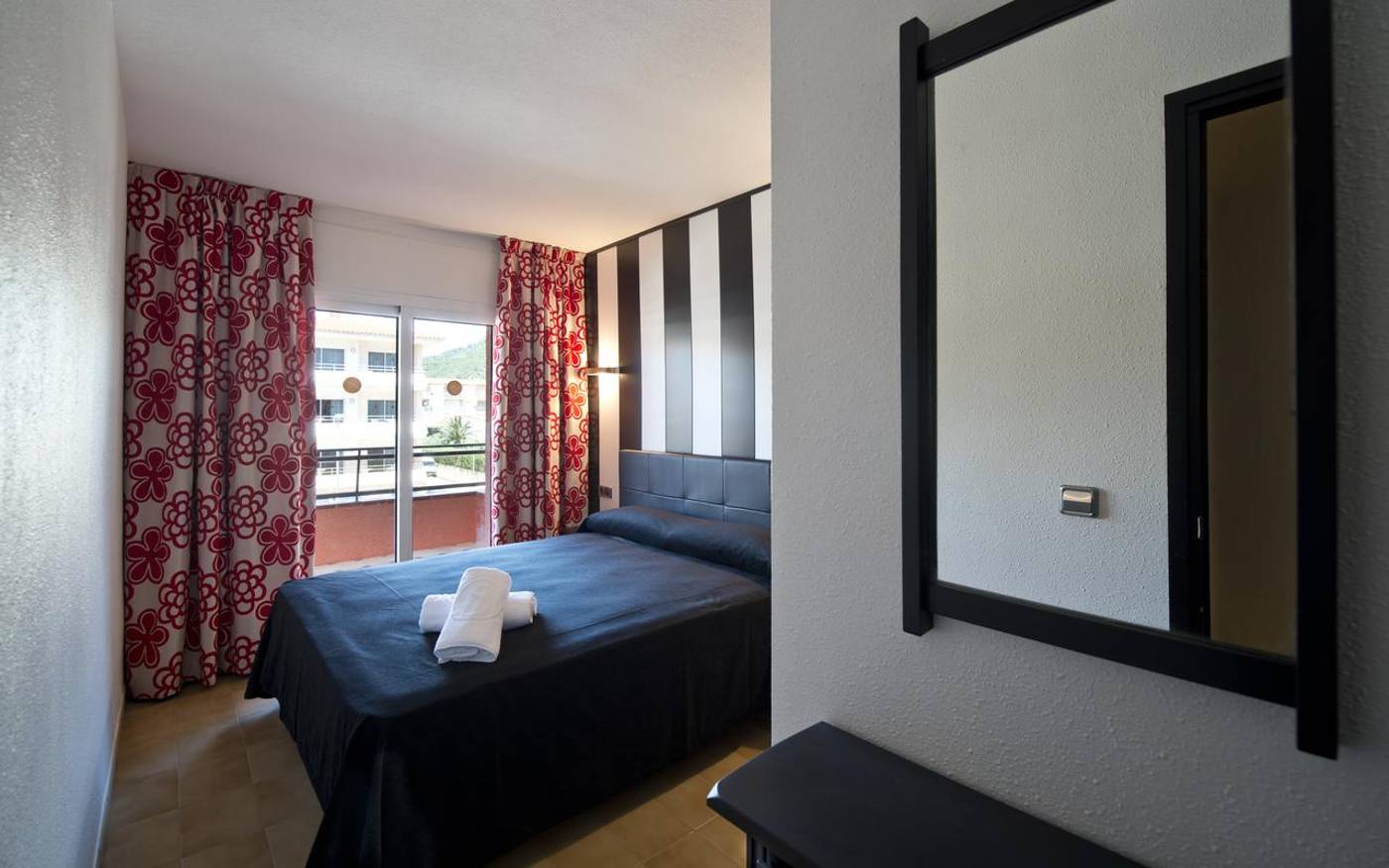 Salles-Beach-Apartments-Room-28