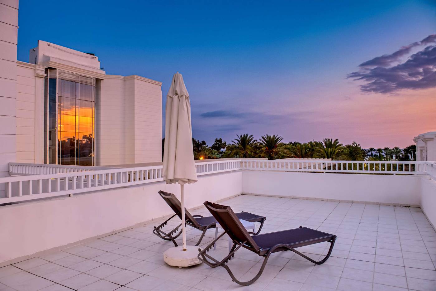 Seven-Seas-Hotel-Blue-Room-24