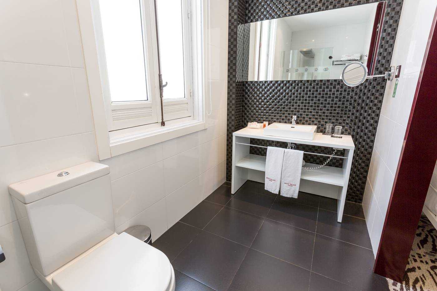 Petit-Palace-Lealtad-Plaza-Room-46