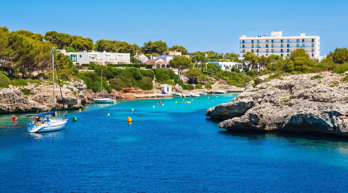 Globales-Cala------n-Blanes-Beach-8