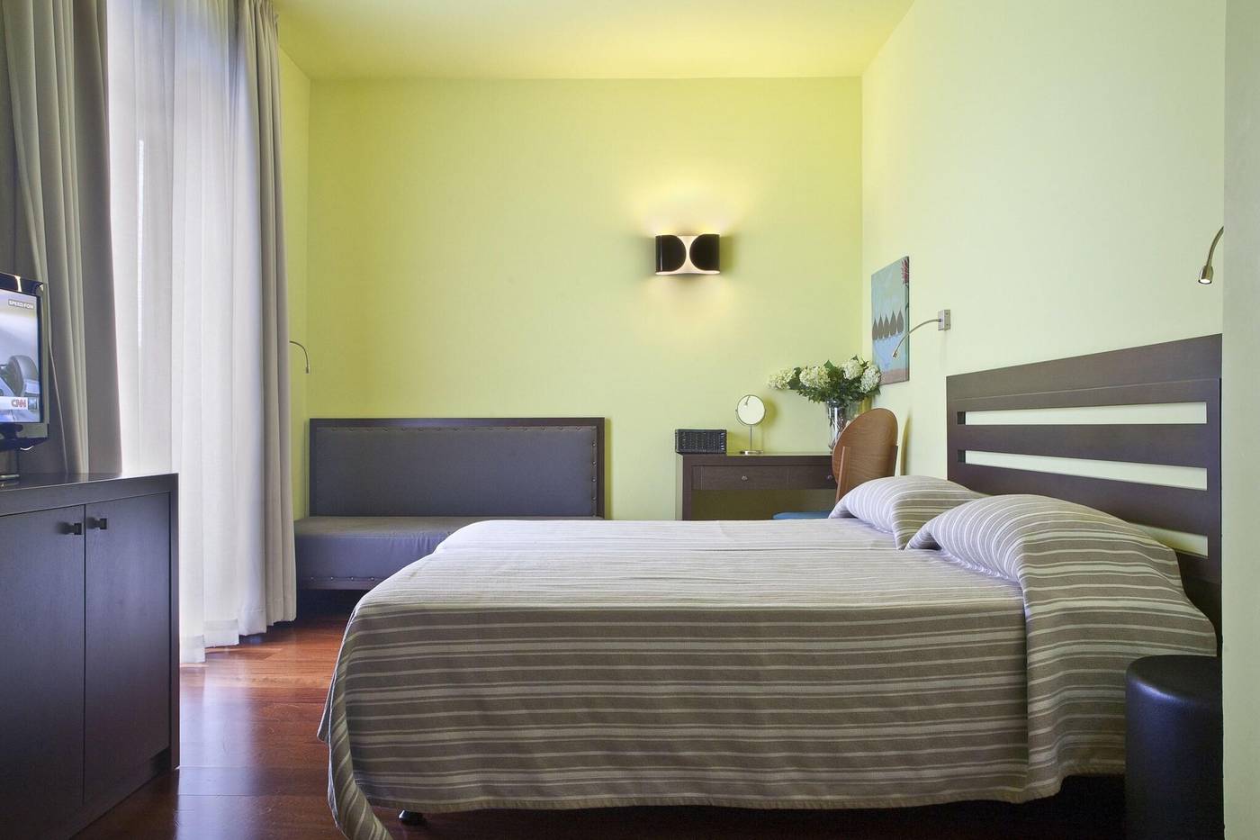 Athens-Center-Square-Room-14