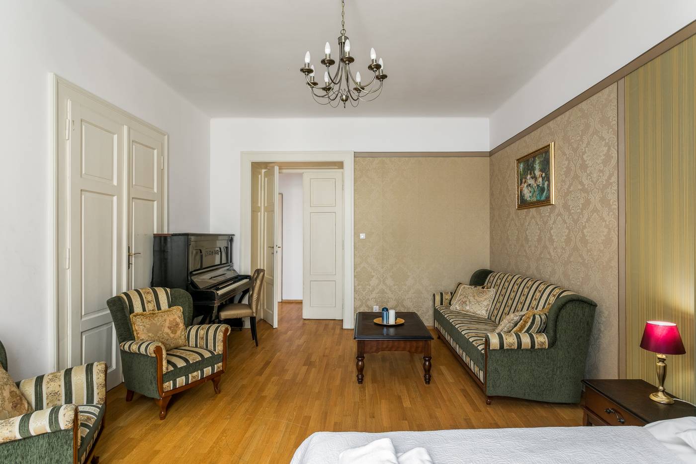 The-Spiski-Palace-Apartments-Room-11