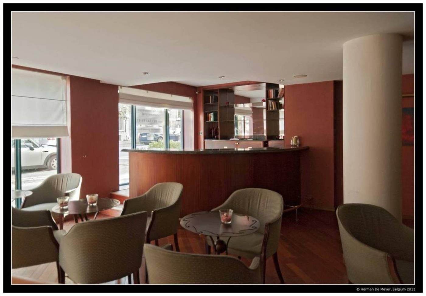 B-Aparthotel-Ambiorix-Lobby-10