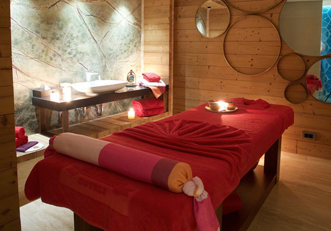 Dosso-Dossi-Hotels-Downtown-Sports-and-Entertainment-45