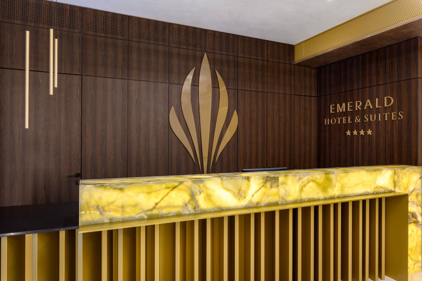 Hotel-Emerald---Suites-Lobby-24