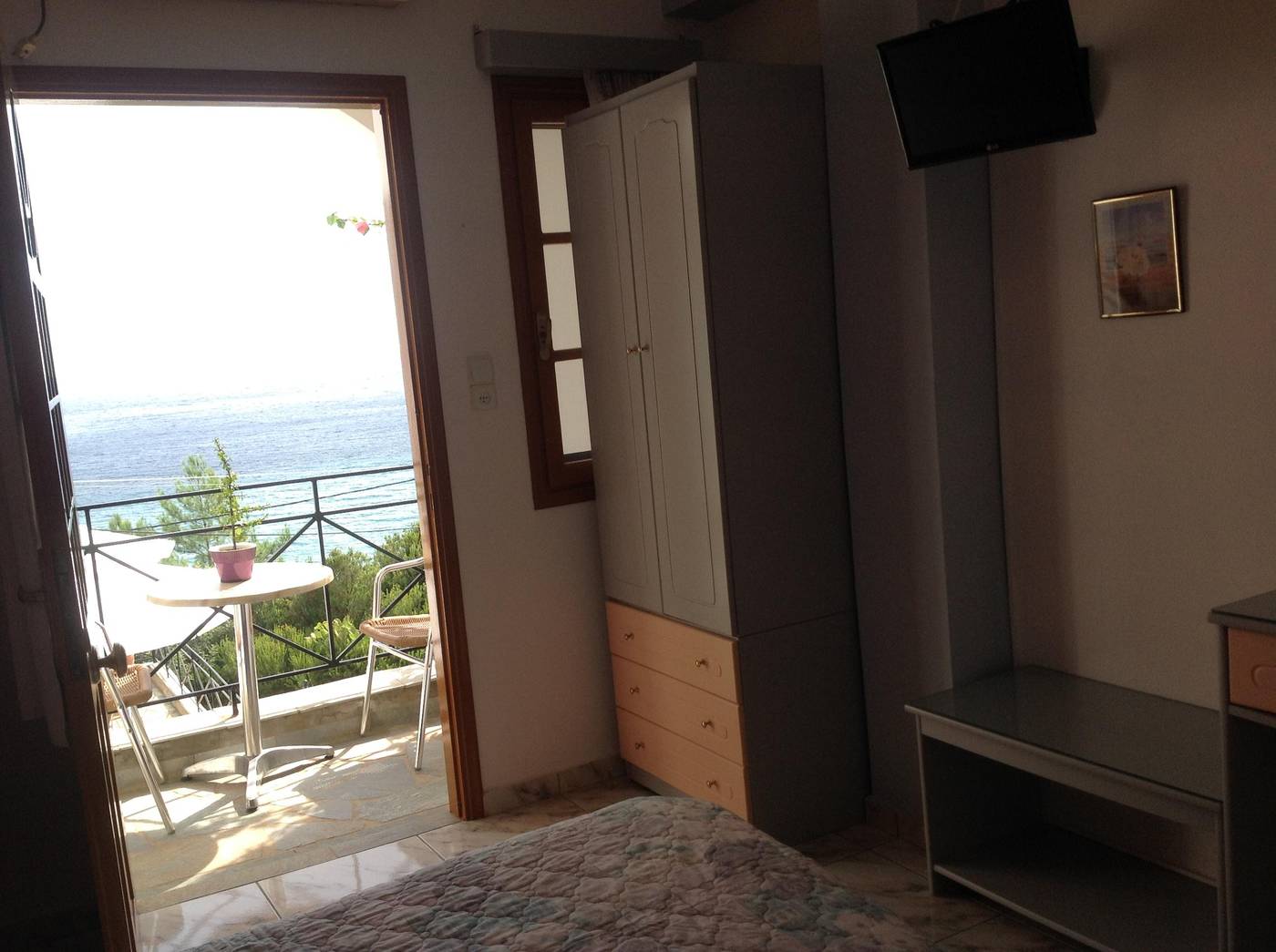 Travlos-Studios-Room-21