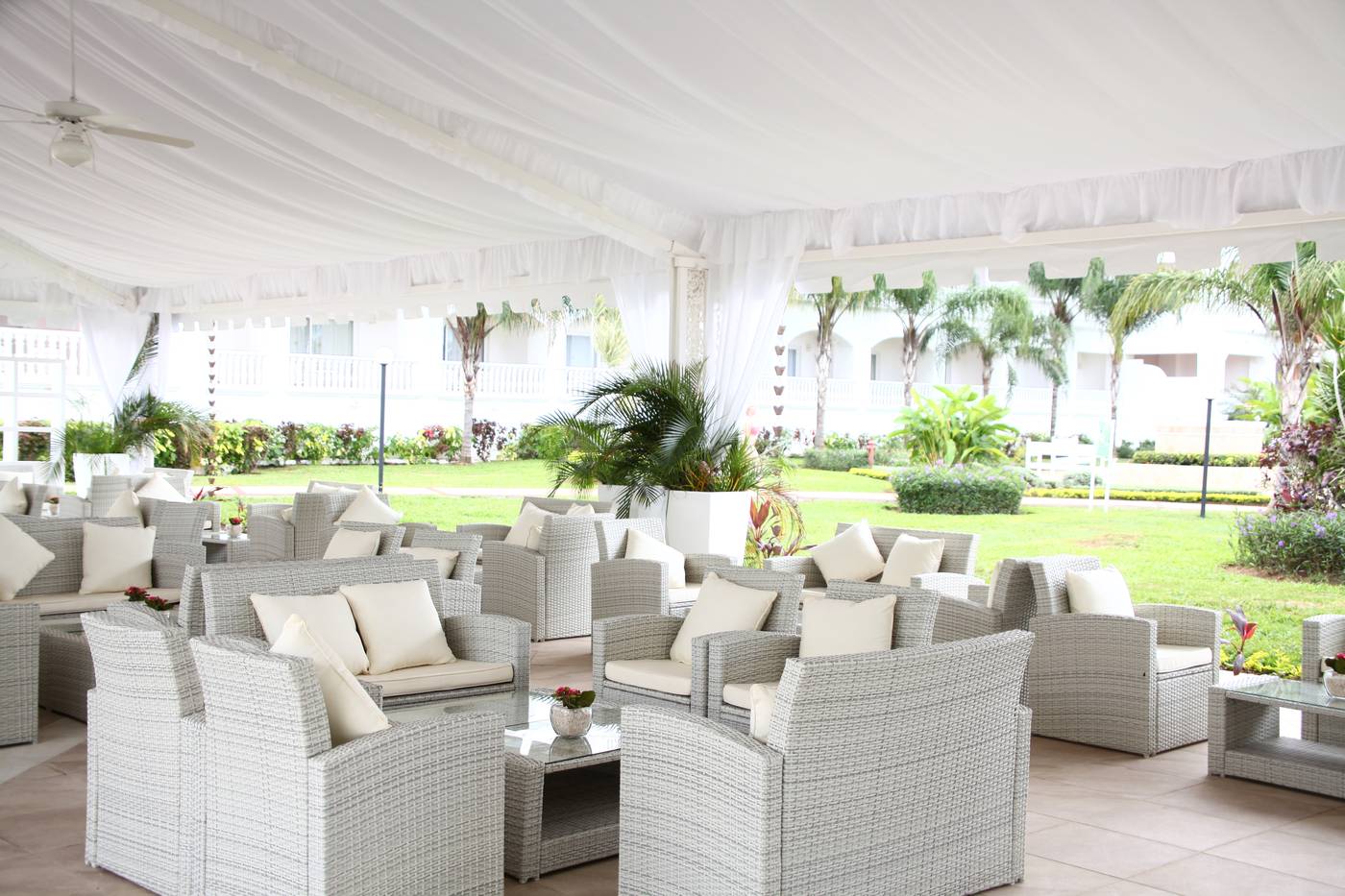Luxury-Bahia-Principe-Runaway-Bay-All-Inclusive-Adults-Only-Bar-17