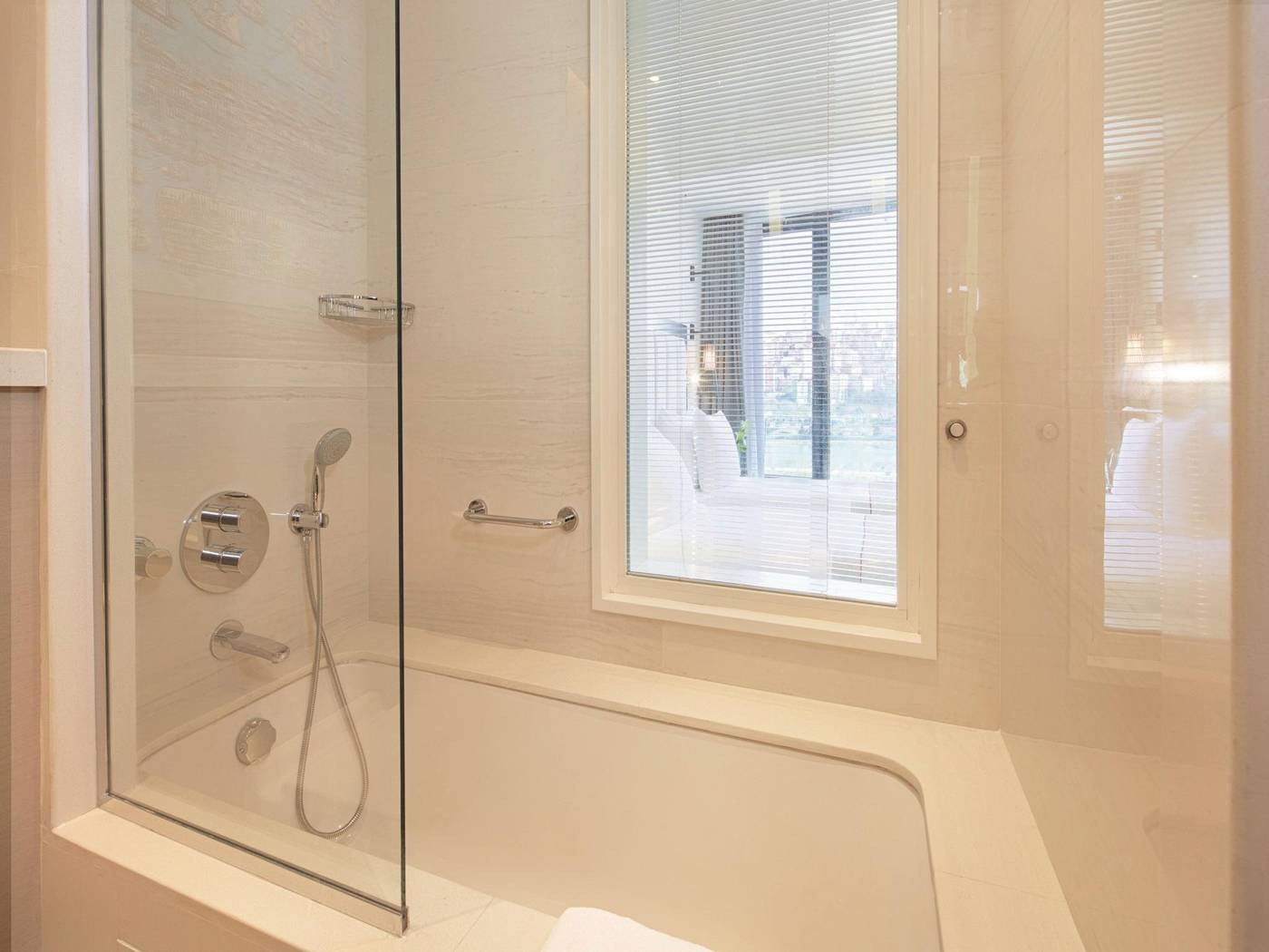 Movenpick-Hotel-Istanbul-Golden-Horn-Room-48