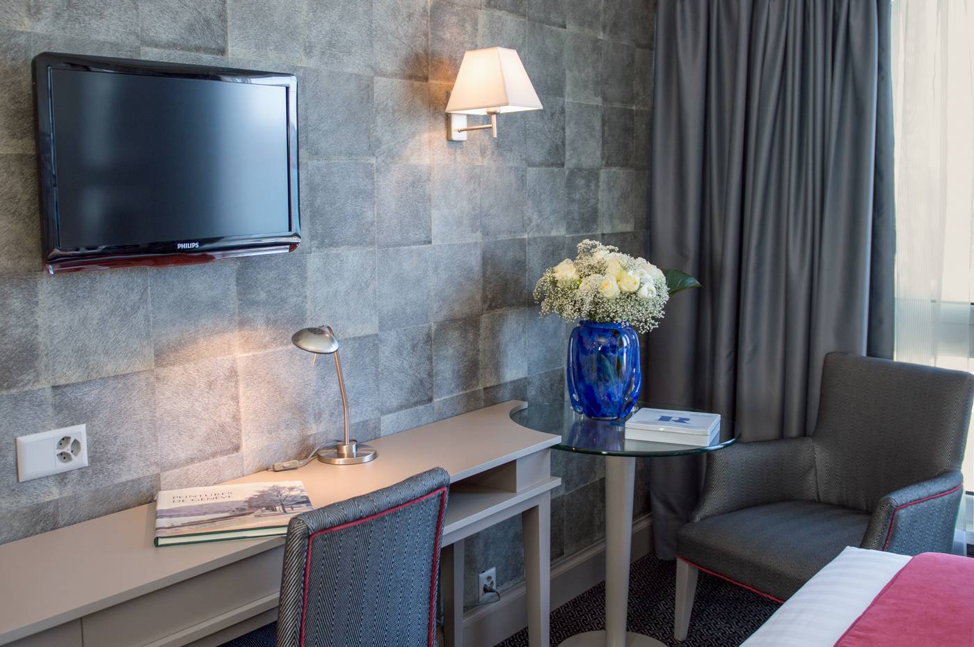 Drake-Longchamp-Room-4