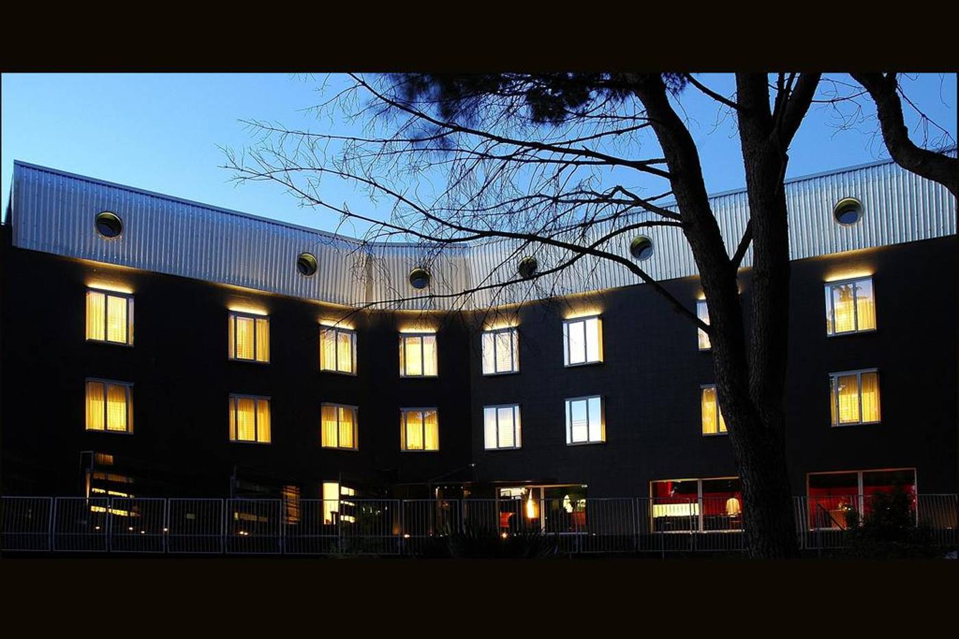 Black-General-view-7