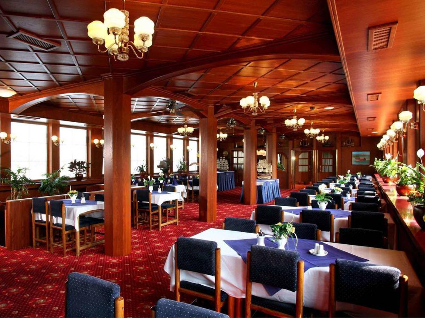 Botel-Albatros-Restaurant-24
