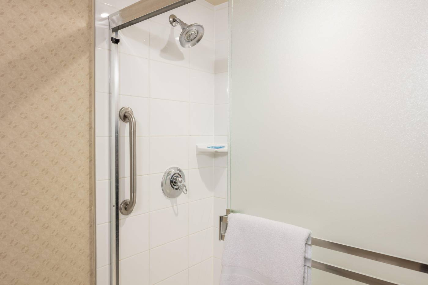 Holiday-Inn-Express---Suites-Riverport-Room-42