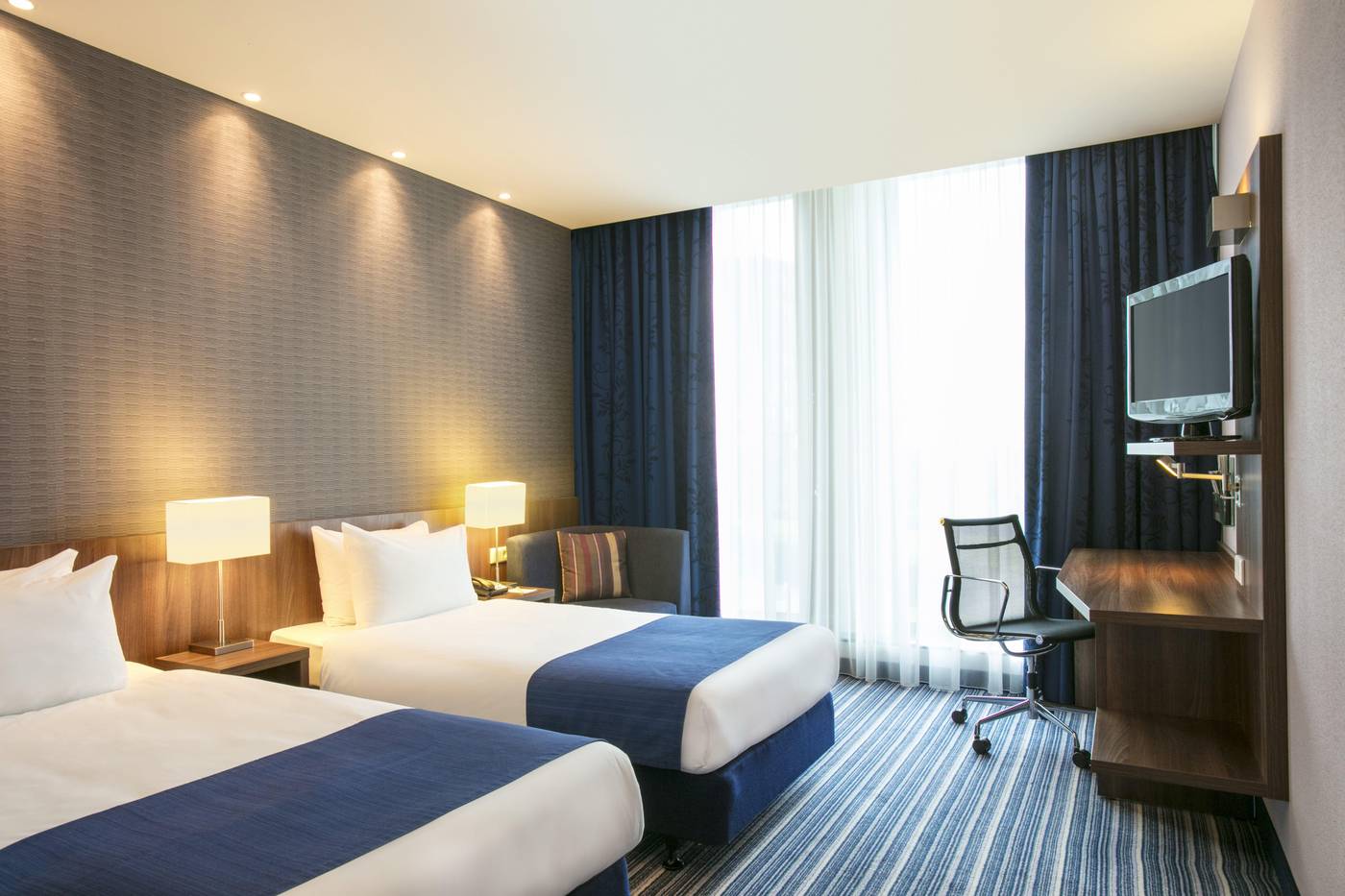 Holiday-Inn-Express-Amsterdam-Schiphol-Room-19