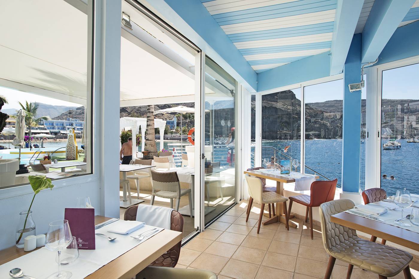 Apartamentos-LIVVO-Puerto-de-Mog--n-Restaurant-26