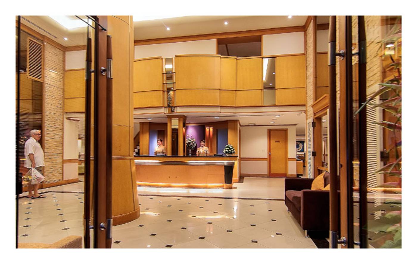 Bossotel-Inn-Bangkok-Lobby-9