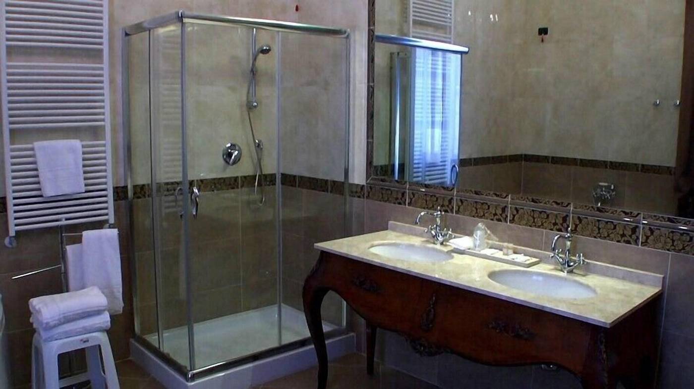 Pesaro-Palace-Room-25