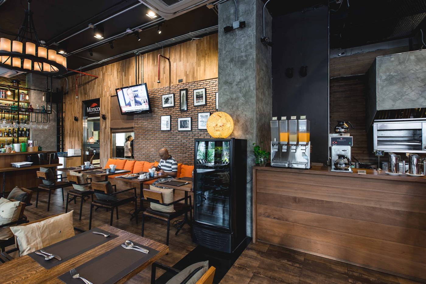 Adelphi-Suites-Bangkok-Restaurant-21