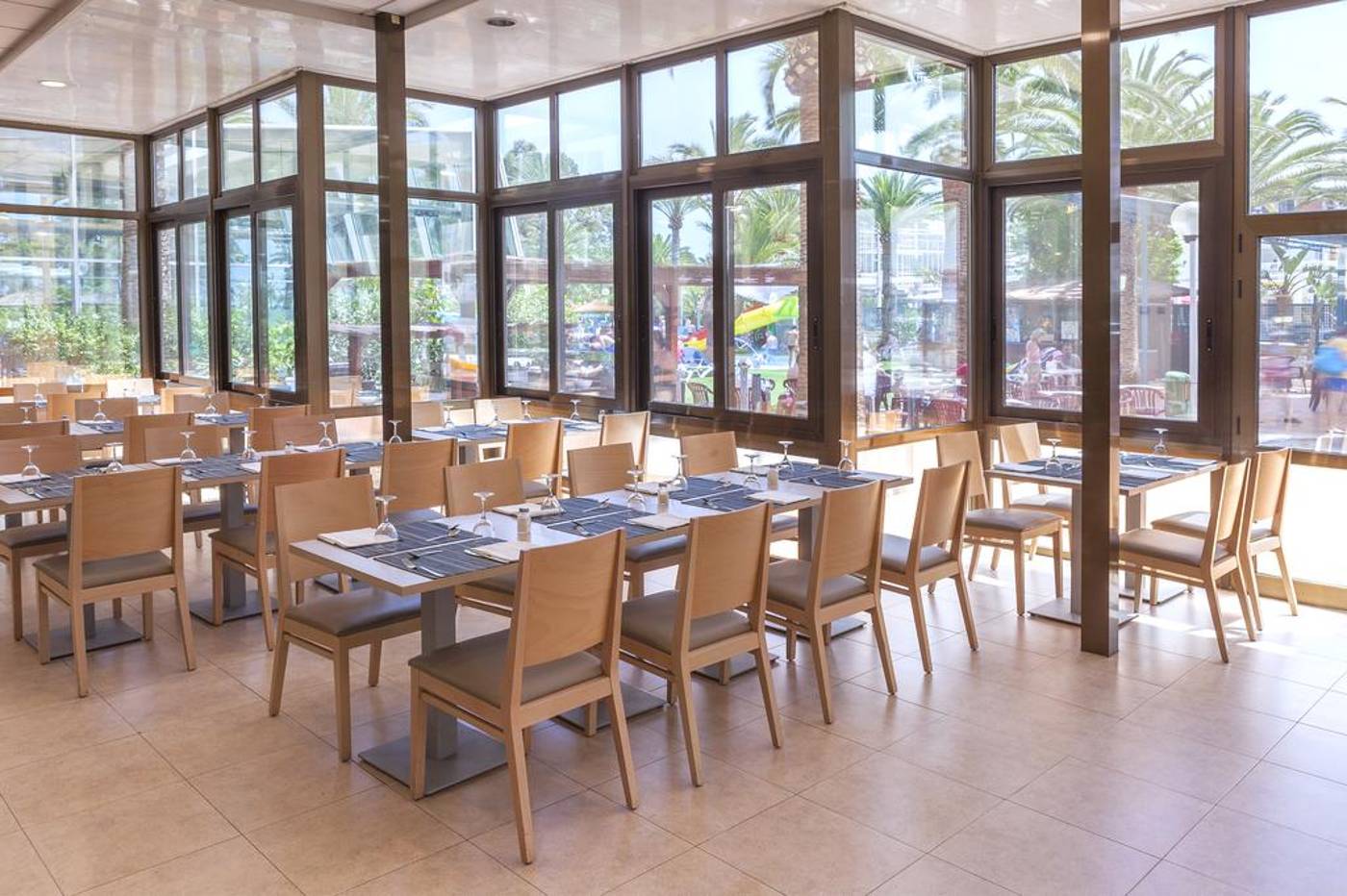 Port-Denia-Restaurant-40