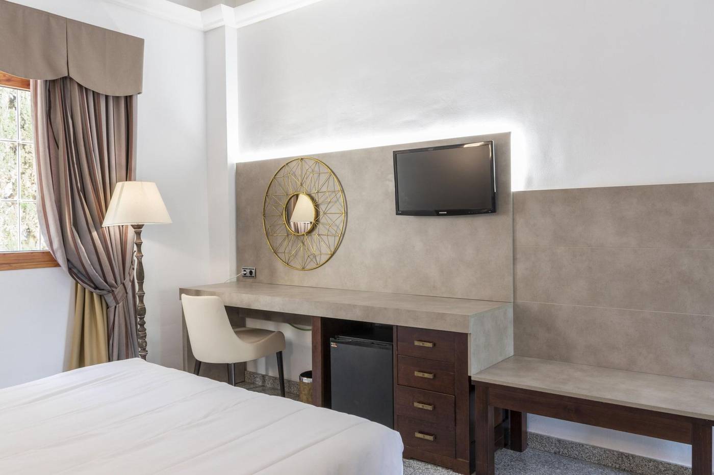 Hotel-Plaza-del-Castillo-Room-22