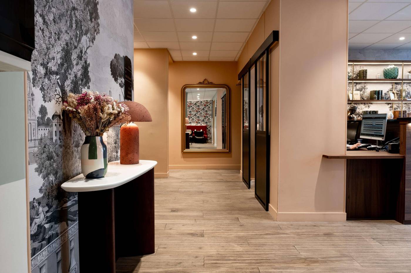 Kyriad-Par----s-10---Canal-Saint-Martin--R----publique-Lobby-3