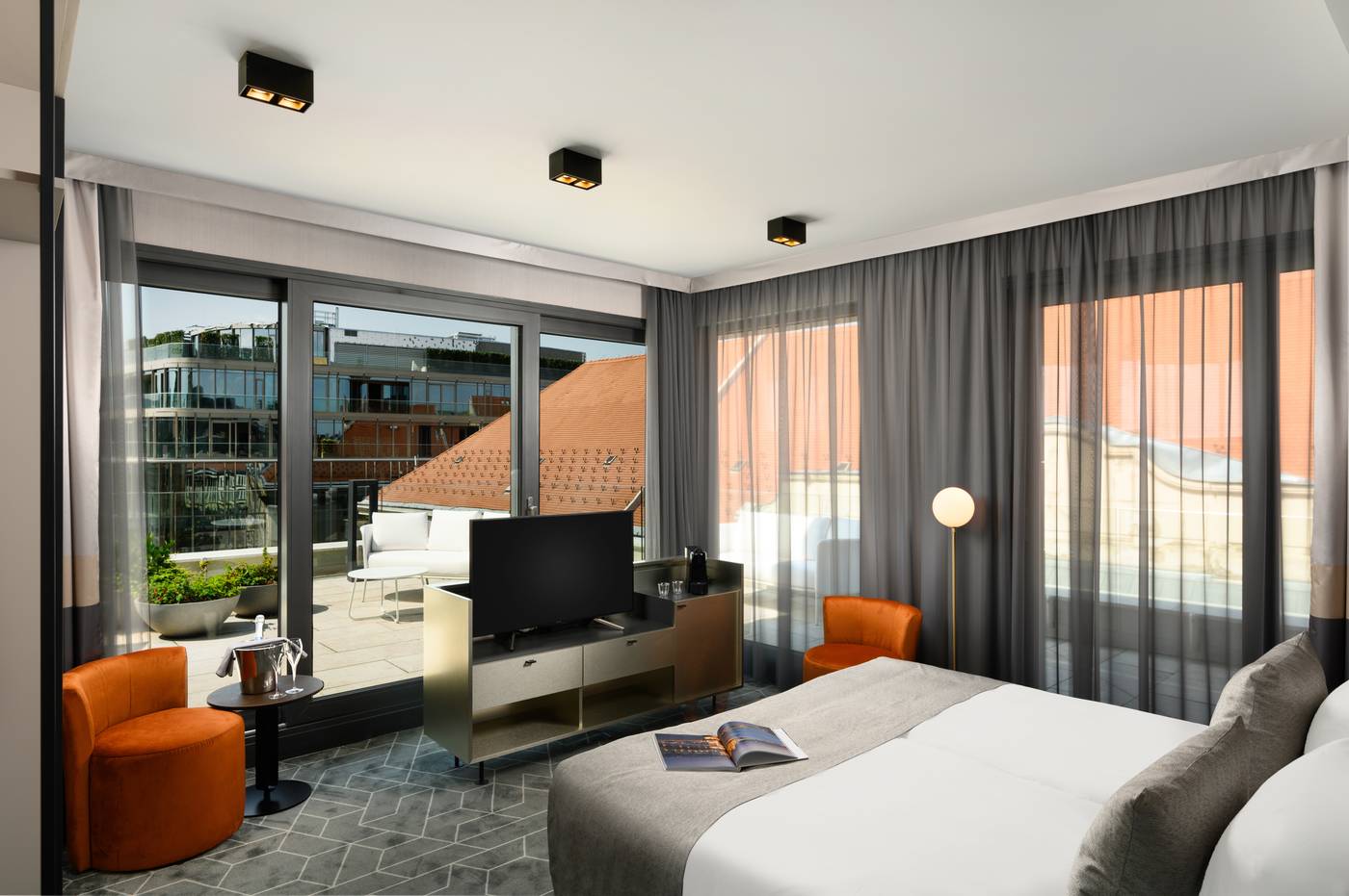 Hotel-Emerald---Suites-Room-10