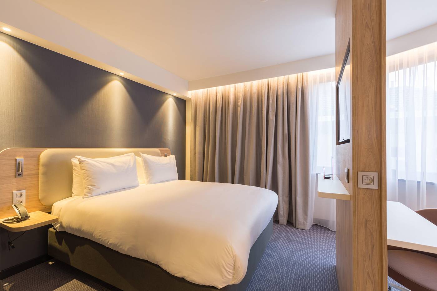 Holiday-Inn-Express-Brussels-Grand-Place-Room-24