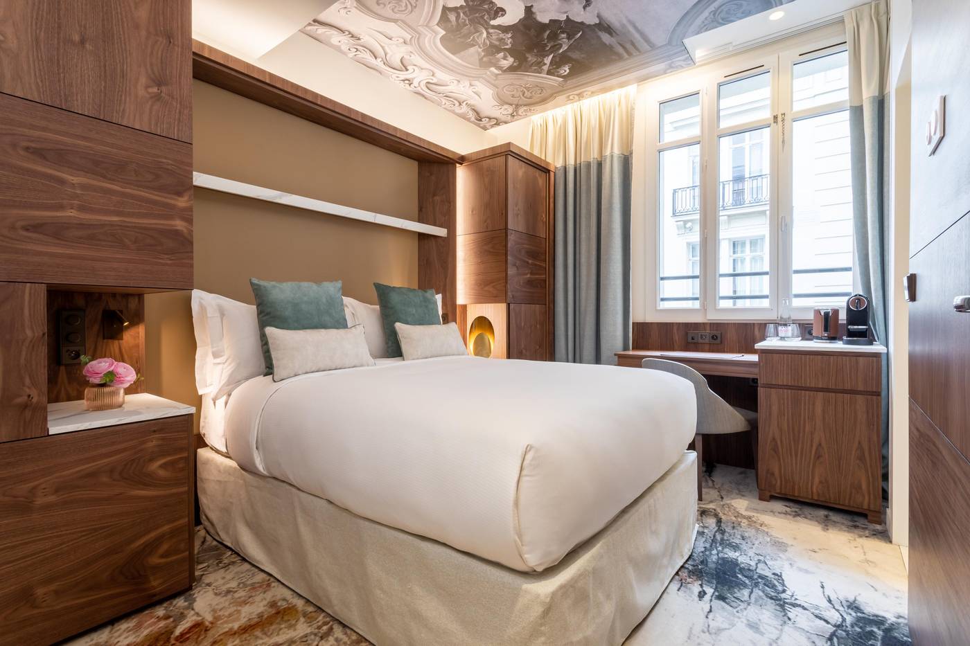 InterContinental-Paris---Champs-Elysees-Etoile--an-IHG-Hotel-Room-26