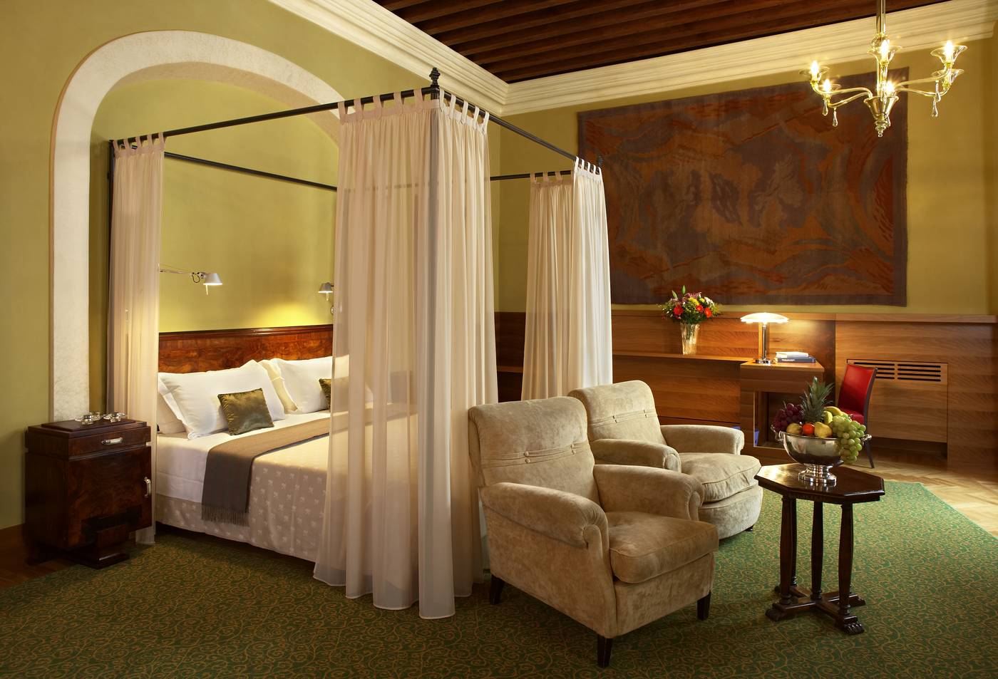 Saturnia---International-Room-16