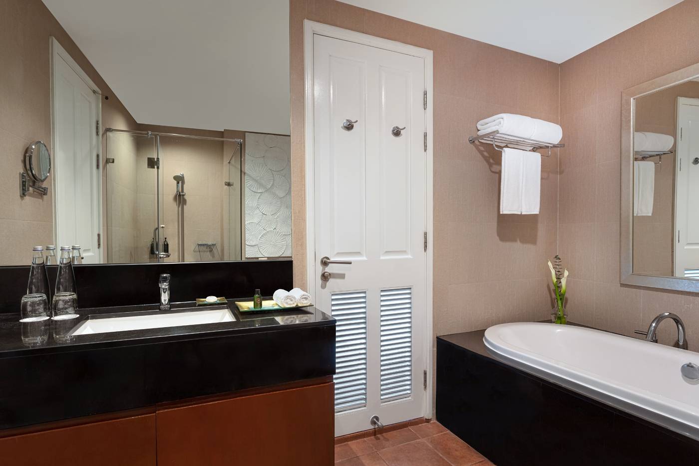 Dusit-Suites-Hotel-Ratchadamri--Bangkok-Room-21