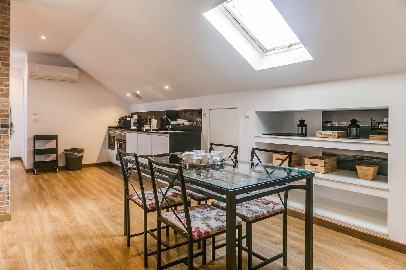 Home-Out-Rooms---Apartments-Room-11