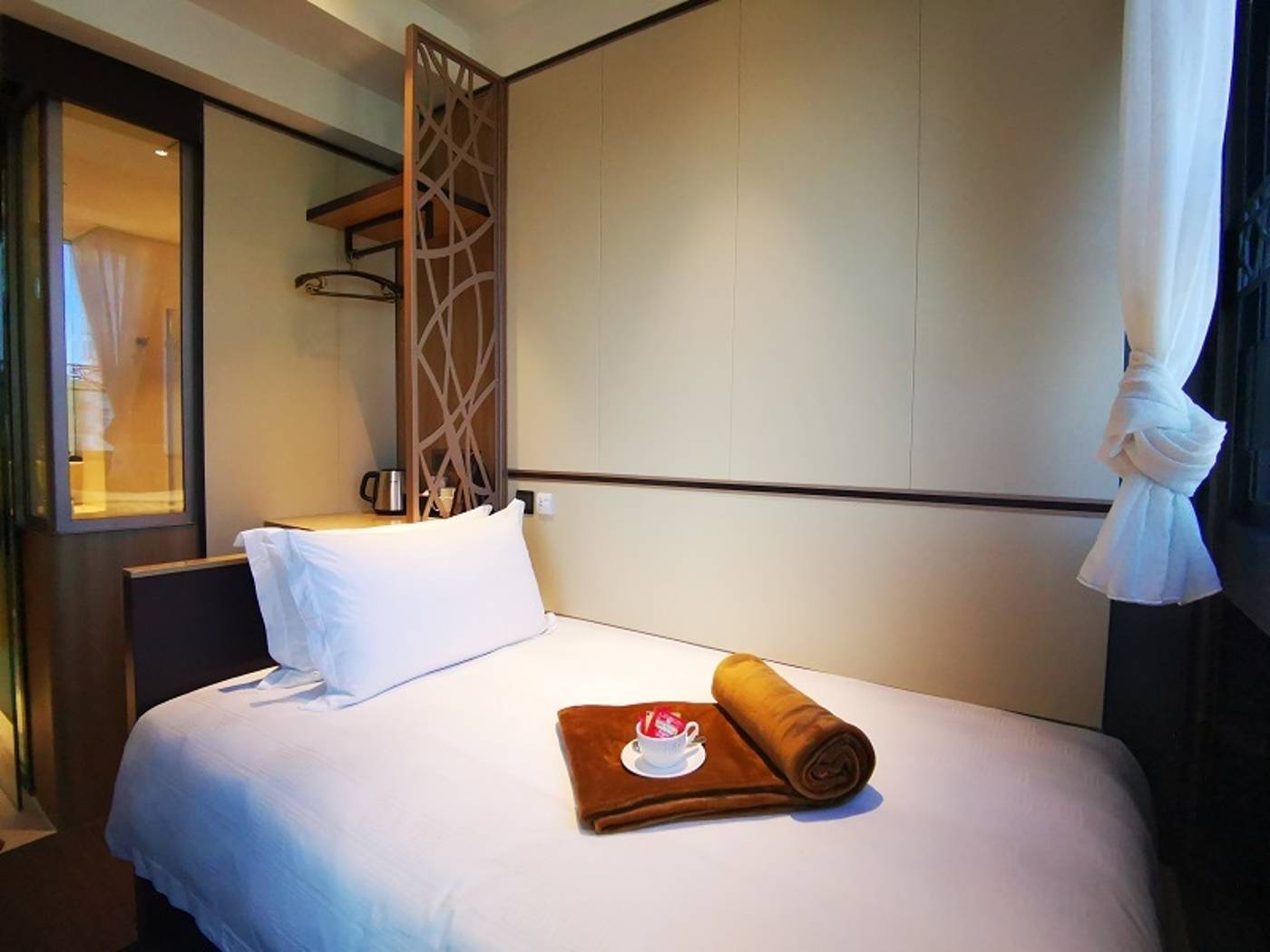 E-Hotel-Room-10