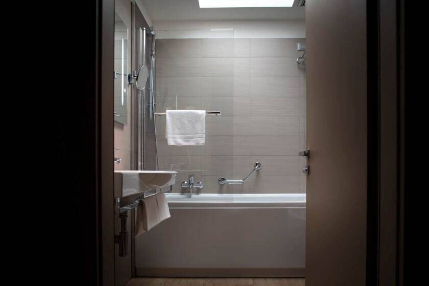 Smart-Hotel-Holiday-Room-40