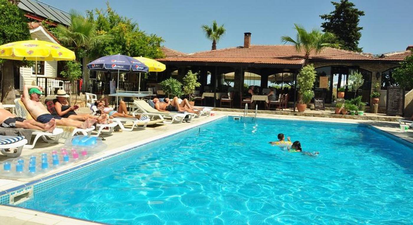 Hotel-Leda-Beach-Pool-5