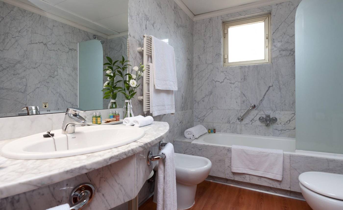 Santos-Agumar-Room-25